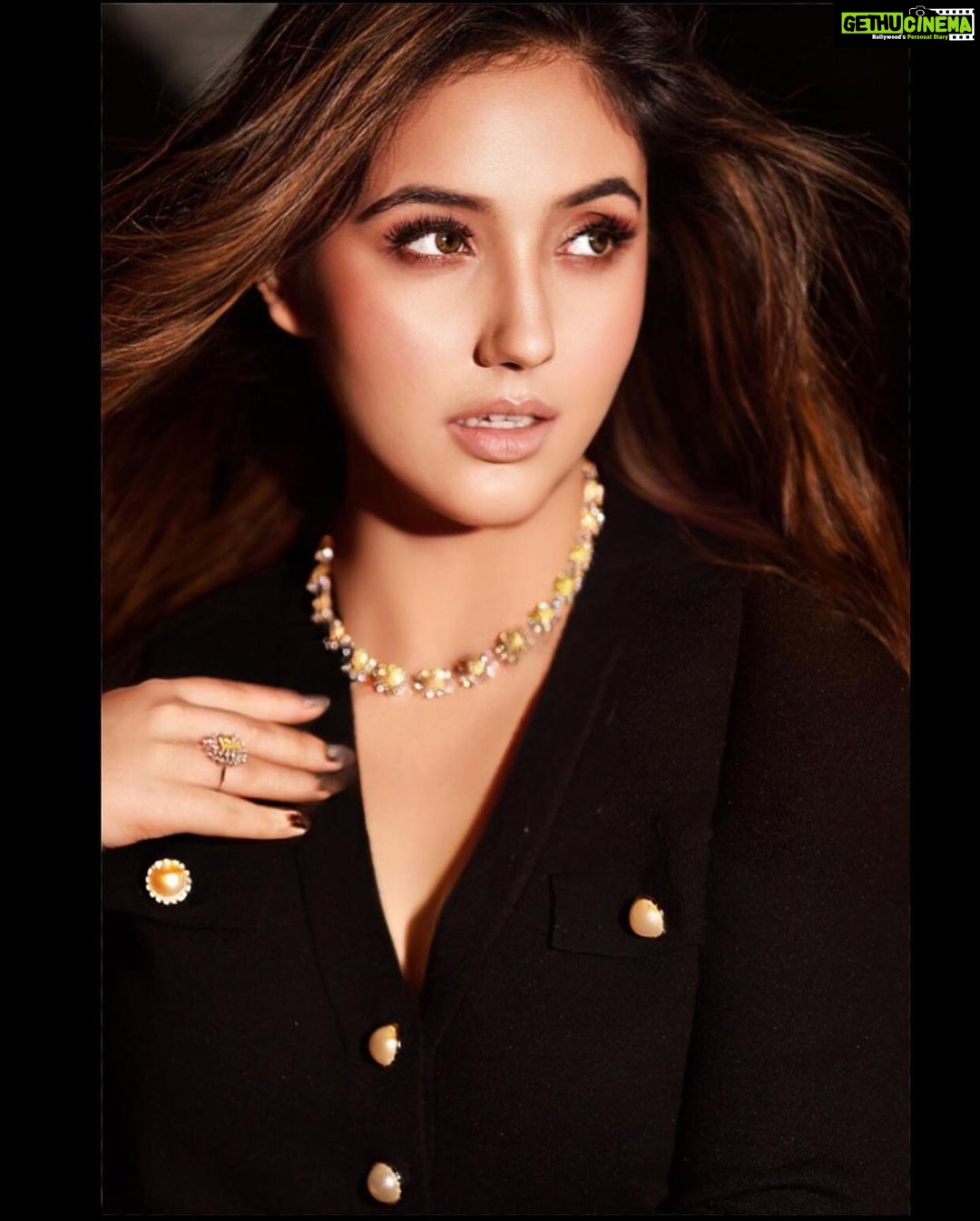 Ashnoor Kaur Instagram - Don’t tie your hair love, they deserve to fly... Just like your aspirations🖤 . . . And here we end the last look from the photoshoot with the amazing team✨ Shoot conceptualisation @nehaadhvikmahajan 💄MUAH & styling @nehaadhvikmahajan 📸 @amitkhannaphotography Jewellery @pooja_diamond 📍 @theresortmumbai