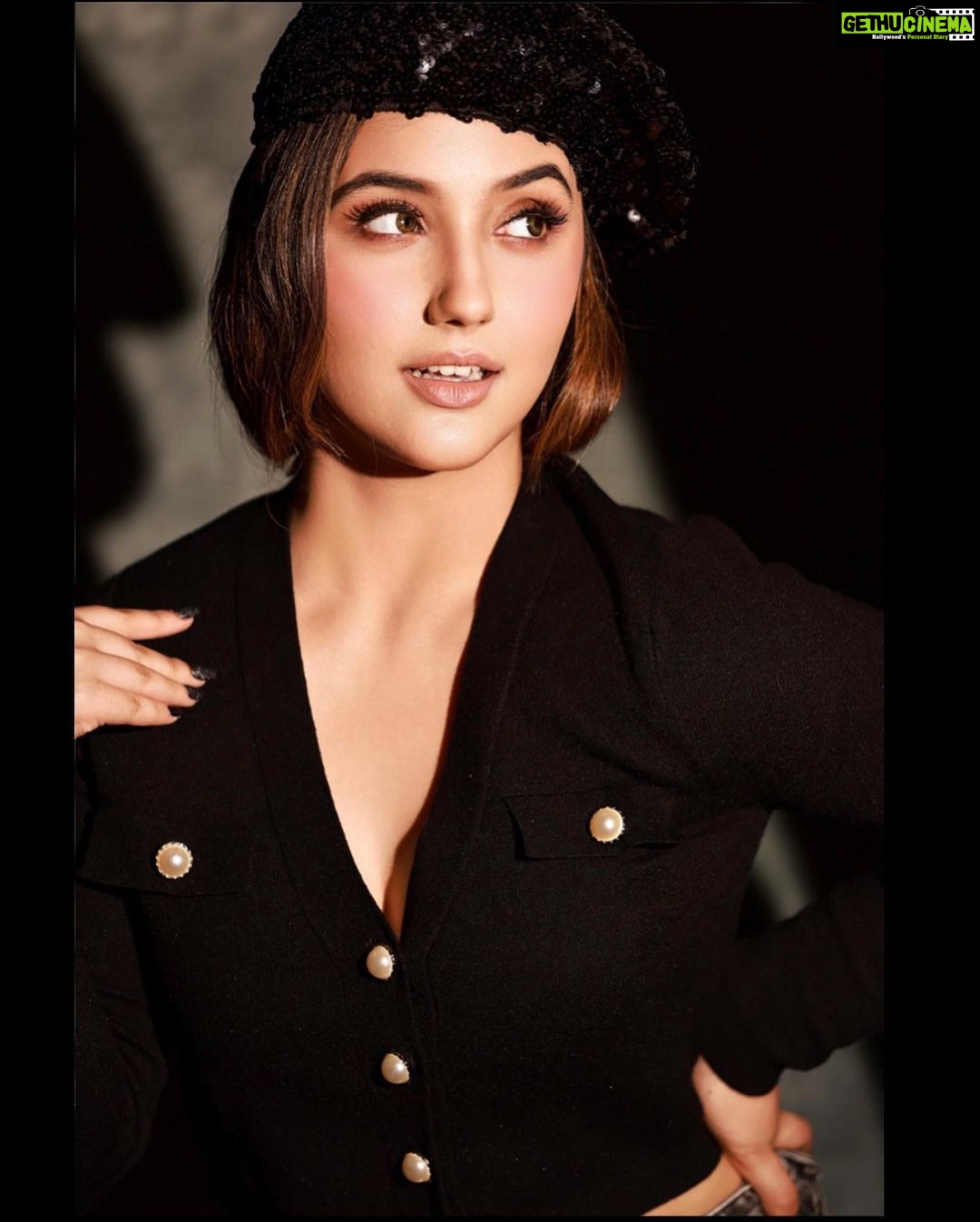 Ashnoor Kaur Instagram - Could end in burning flames or paradise... Fade into view🎶🖤 . . 1 or 2? . . Shoot conceptualisation @nehaadhvikmahajan 💄MUAH & styling @nehaadhvikmahajan 📸 @amitkhannaphotography 📍 @theresortmumbai