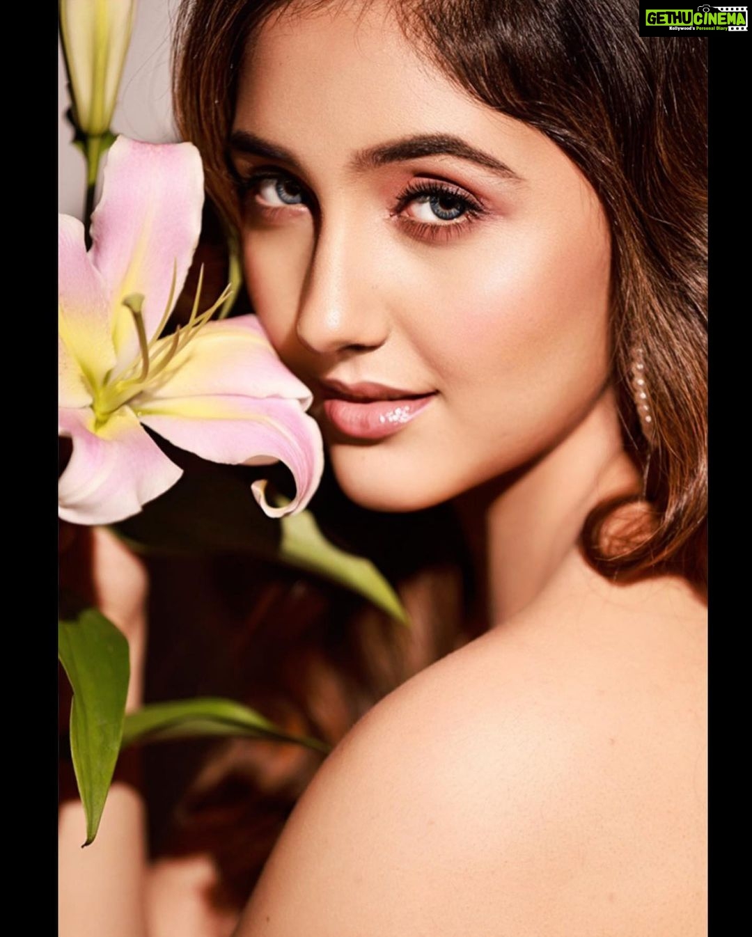 Ashnoor Kaur Instagram - How about believing in yourself a bit more?🌷 . . . Shoot conceptualisation @nehaadhvikmahajan 💄MUAH & styling @nehaadhvikmahajan 📸 @amitkhannaphotography 📍 @theresortmumbai