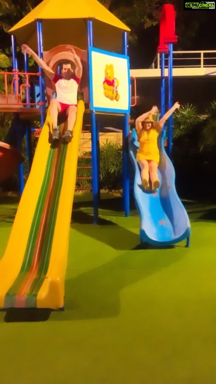 Ashnoor Kaur Instagram - Tag those friends you vibe crazy with🤪😬 . . . #PostPackupMadness #ReelKaroMemeKaro #ReelFunny