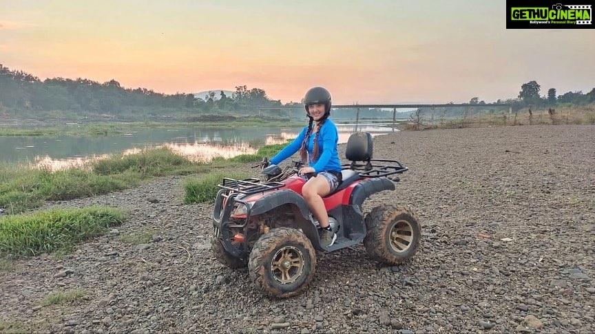 Ashnoor Kaur Instagram - This was funnnn😍💙 #ATVride @kauravneet79 @gurmeetsingh0911