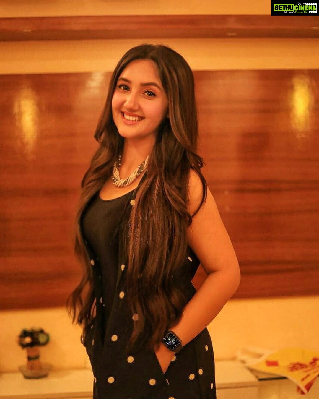 Ashnoor Kaur Instagram - Smile- a curve that sets everything straightš¤