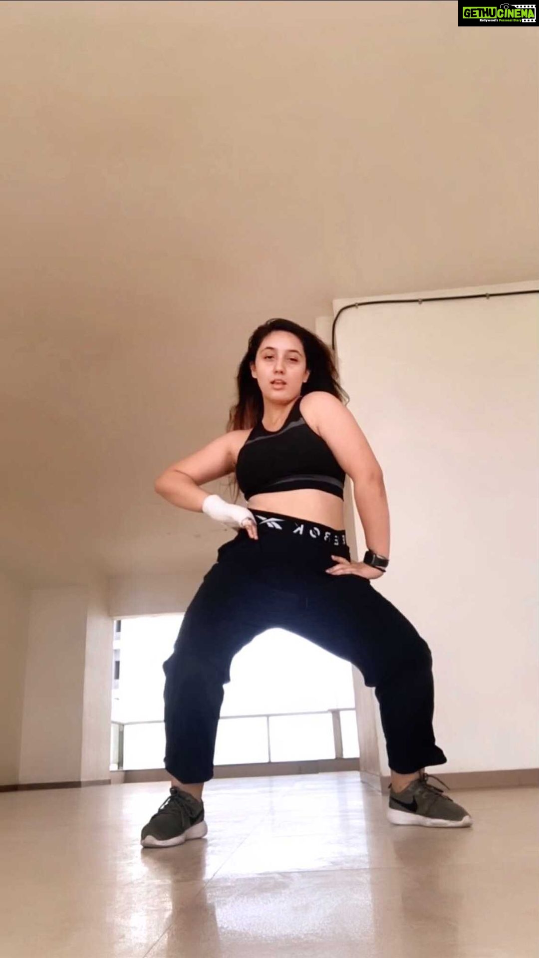 Ashnoor Kaur Instagram - A quick post-workout reel✌🏻🤓 #LazyLad