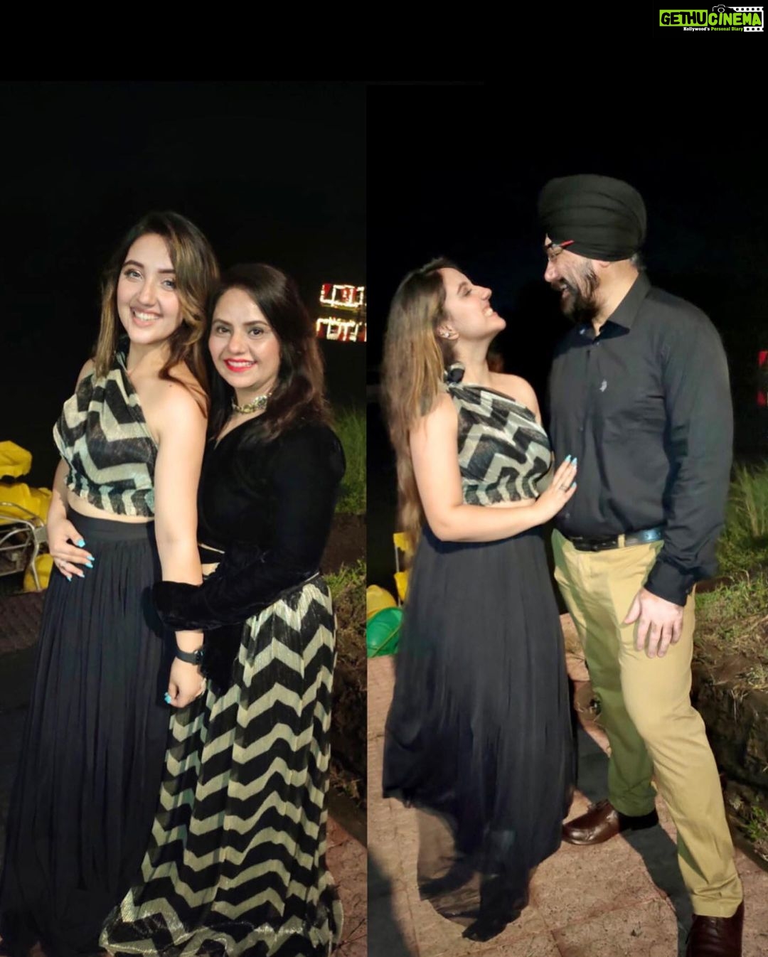 Ashnoor Kaur Instagram - Nights like these♥️✨ #FamilyDinner in the #MiddleOfTheRiver . . Me & mom wearing @styleislandofficial