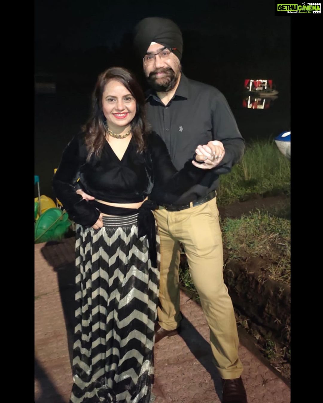 Ashnoor Kaur Instagram - Nights like these♥️✨ #FamilyDinner in the #MiddleOfTheRiver . . Me & mom wearing @styleislandofficial