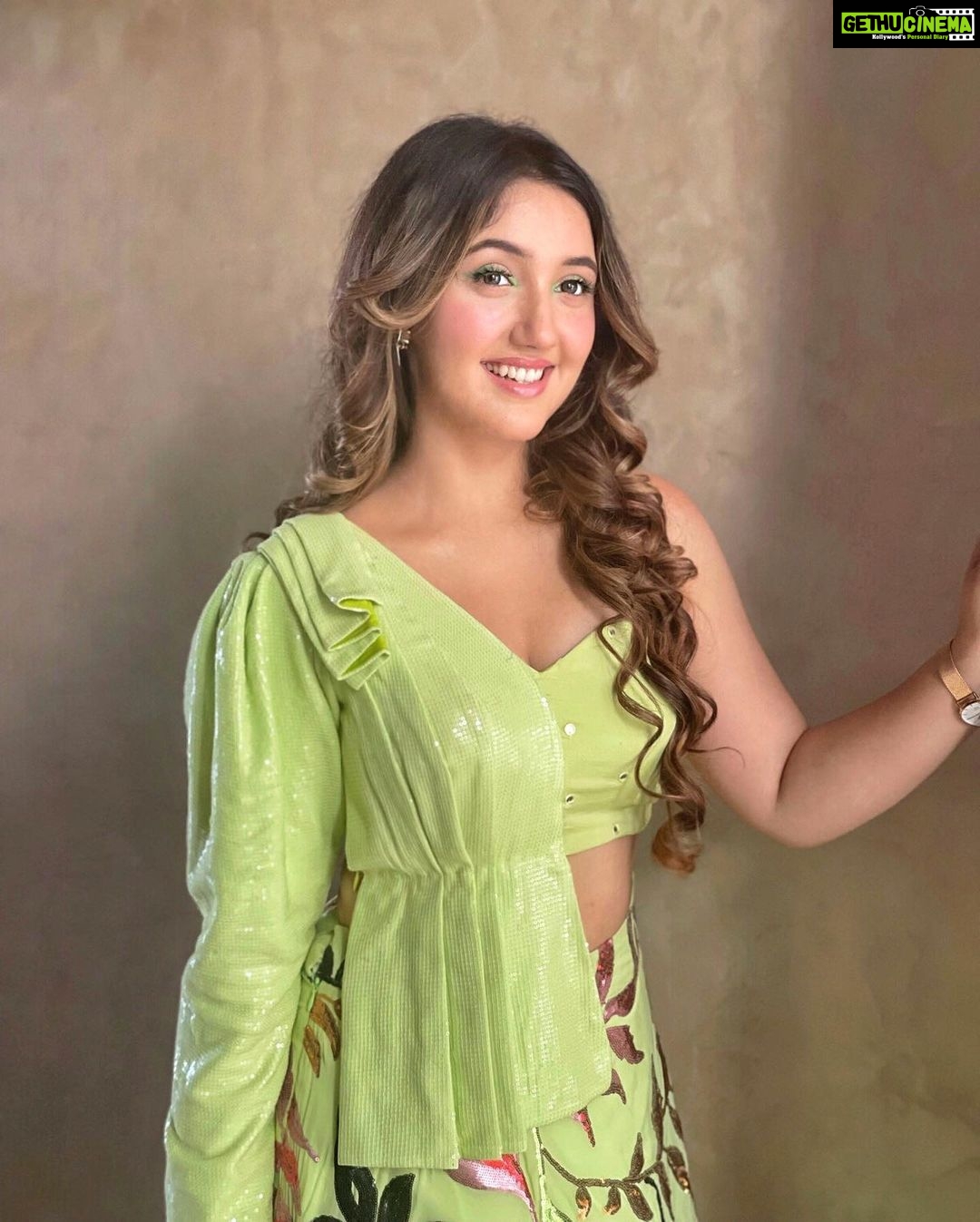 Ashnoor Kaur Instagram - Hold yourself, to a standard of grace; not perfection✨ . . #ootn #WhatIWore #ashnoorstylediaries Wearing @the_adhya_designer MUA @makeupbysurbhik Hair @makeoverby_mrunal