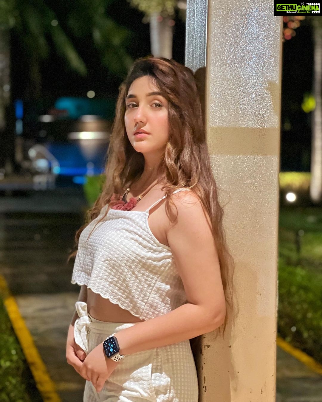Ashnoor Kaur Instagram - In a tropical state of mind🌴🤍 . . . #resort #staycation #resortlife #relaxing #whatiwore 👗 @howwhenwearclothing 📍 @radissonbluresort_karjat Radisson Blu Resort & Spa Karjat