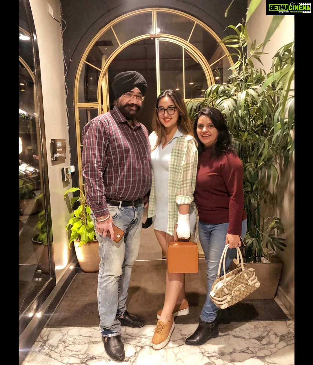 Ashnoor Kaur Instagram - #AboutLastNight at Pa’s birthday celebrations♥️ @gurmeetsingh0911 @kauravneet79 (Don’t miss the last picture🥰) . . 📍 @esora_wineandbistro Wearing @burger.bae Esora