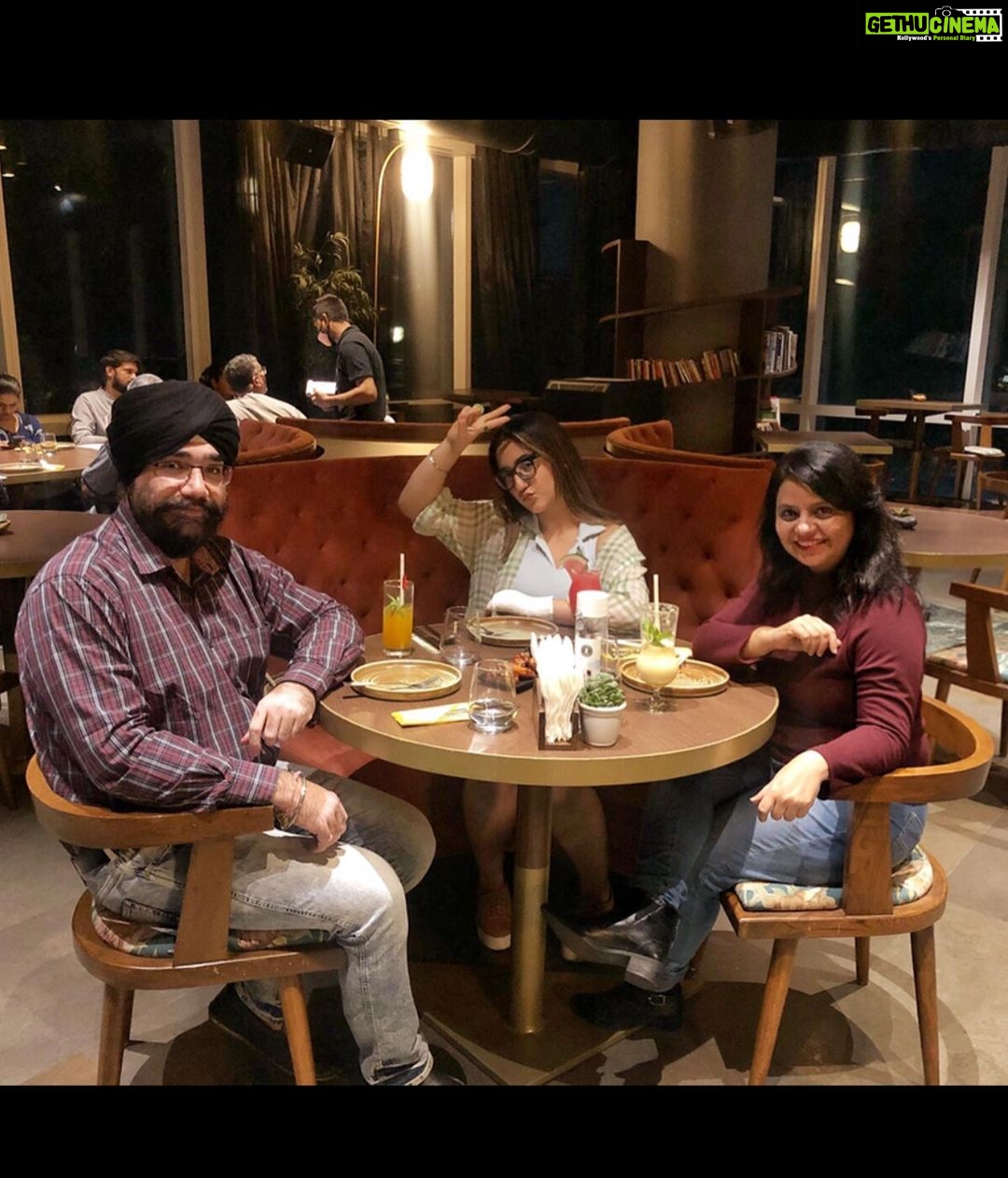 Ashnoor Kaur Instagram - #AboutLastNight at Pa’s birthday celebrations♥️ @gurmeetsingh0911 @kauravneet79 (Don’t miss the last picture🥰) . . 📍 @esora_wineandbistro Wearing @burger.bae Esora