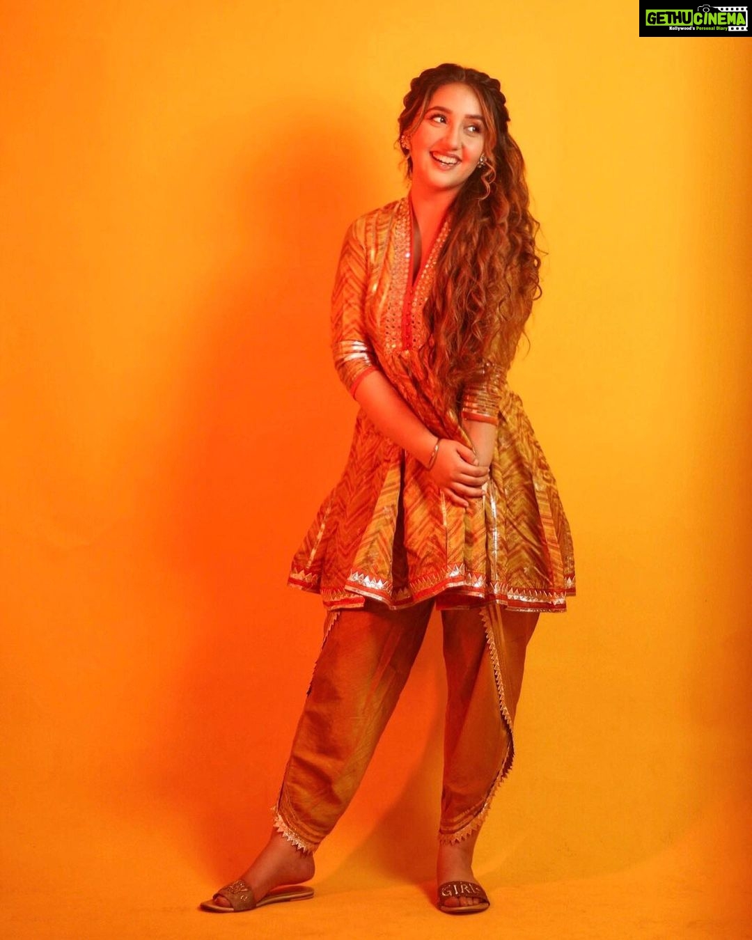 Ashnoor Kaur Instagram - Never let them infect your vibe✨🧡