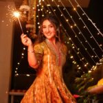 Ashnoor Kaur Instagram - Happy Diwali🪔✨ . . 1, 2, 3, 4 or 5? #FestiveVibes #WhatIWore Wearing @gopivaiddesigns 📸 @akphotography_mumbai