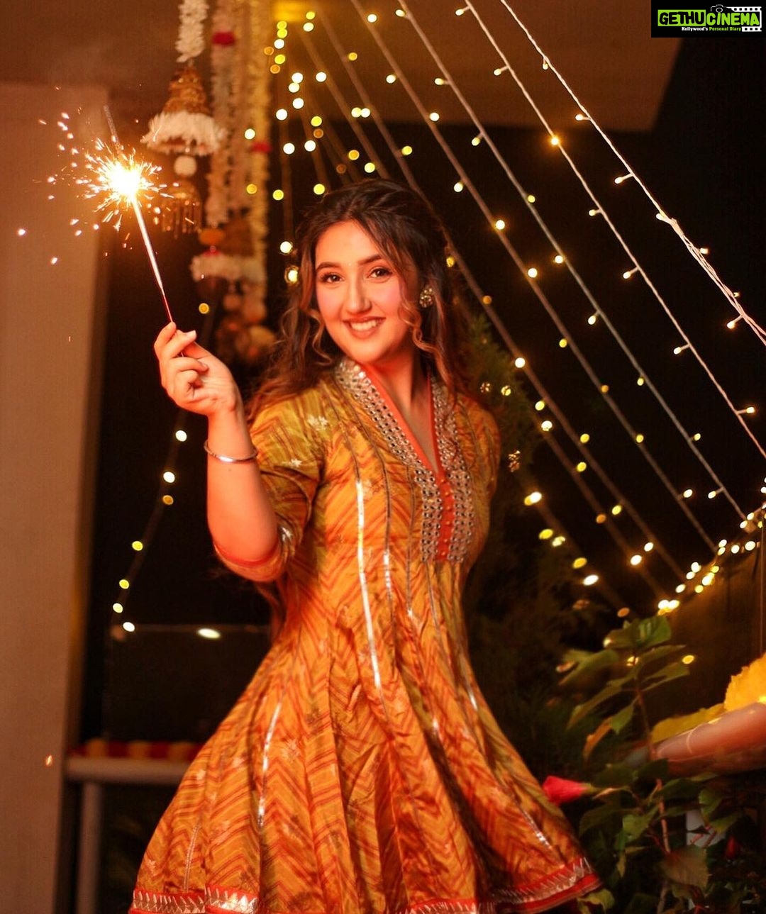 Ashnoor Kaur Instagram - Happy Diwali🪔✨ . . 1, 2, 3, 4 or 5? #FestiveVibes #WhatIWore Wearing @gopivaiddesigns 📸 @akphotography_mumbai