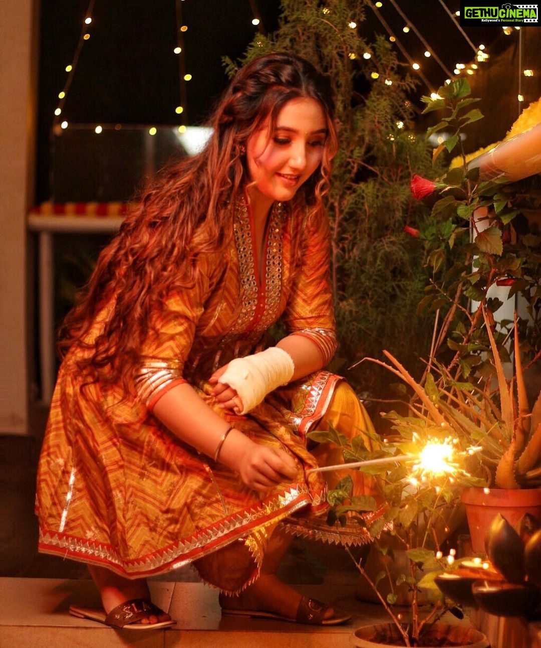Ashnoor Kaur Instagram - Happy Diwali🪔✨ . . 1, 2, 3, 4 or 5? #FestiveVibes #WhatIWore Wearing @gopivaiddesigns 📸 @akphotography_mumbai