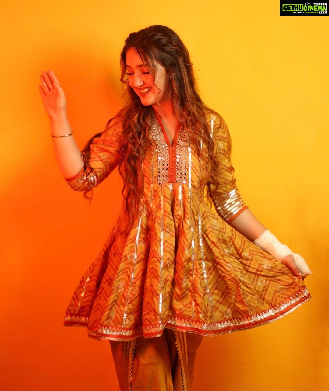 Ashnoor Kaur Instagram - Happy Diwali🪔✨ . . 1, 2, 3, 4 or 5? #FestiveVibes #WhatIWore Wearing @gopivaiddesigns 📸 @akphotography_mumbai