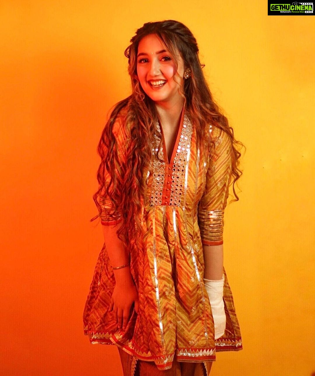 Ashnoor Kaur Instagram - Happy Diwali🪔✨ . . 1, 2, 3, 4 or 5? #FestiveVibes #WhatIWore Wearing @gopivaiddesigns 📸 @akphotography_mumbai