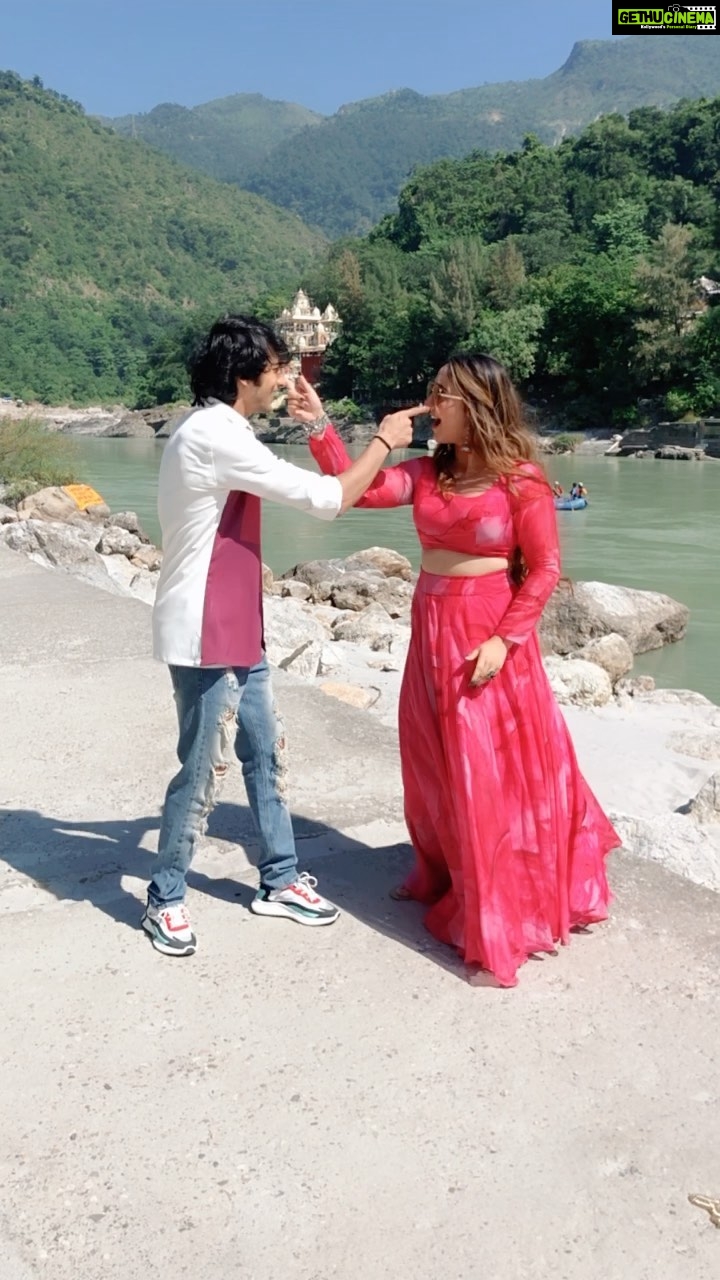 Ashnoor Kaur Instagram - The location desi, our outfits desi, hence the woman trend also desi- #Womaniya 🤪 (This was funnnnn💗 Something #ComingSoon 👀)