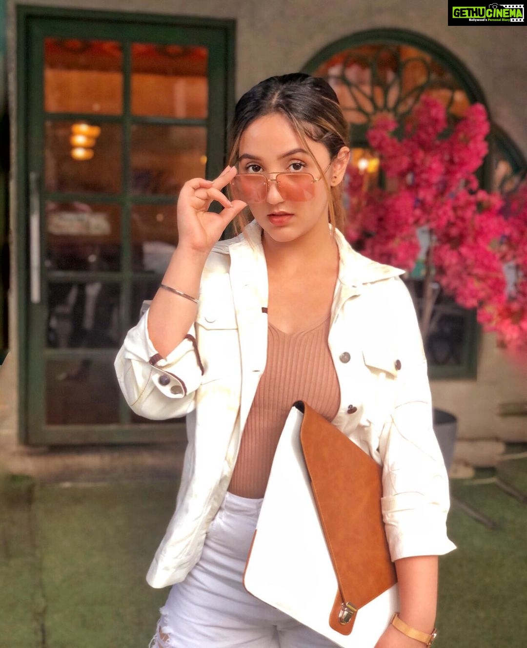 Ashnoor Kaur Instagram - Fall is here๐ค๐ . . (Even tho I live in India ;p Which country do you live in?) ๐ธ @gurmeetsingh0911 ๐ถ @gucci ๐ผ @rashki_bags