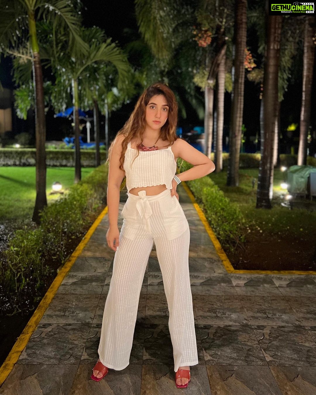 Ashnoor Kaur Instagram - In a tropical state of mindπ΄π€ . . . #resort #staycation #resortlife #relaxing #whatiwore π @howwhenwearclothing π @radissonbluresort_karjat Radisson Blu Resort & Spa Karjat