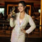 Ashnoor Kaur Instagram - “Youngest achiever of the year” at the iconic achiever’s awards 2021💗🧿 (OMG so many ‘youngest’ titles off lately, I’m flattered🤪 & grateful!!) Thank you so much everyone for all the love and support always, xoxo