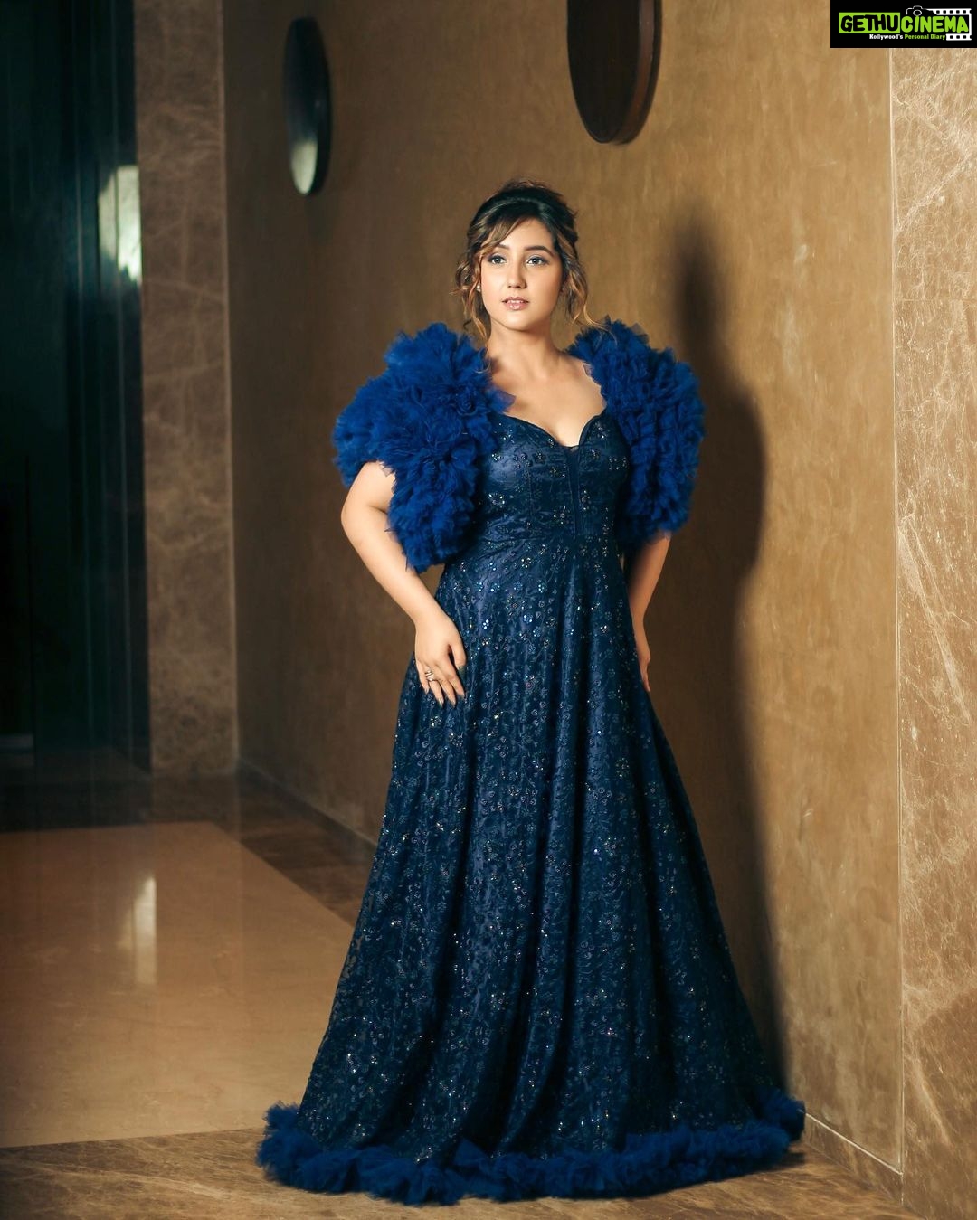 Ashnoor Kaur Instagram - A princess with a warrior soul♥️ . . #WhatIWore #AboutLastNight Styled by @drashtidiwan @poonam__diwan Outfit by @arihant_couture_ MUA @makeupbysurbhik Hair @glamifiedbypooja 📸 @akphotography_mumbai 🎨 @jigar_vandarvala