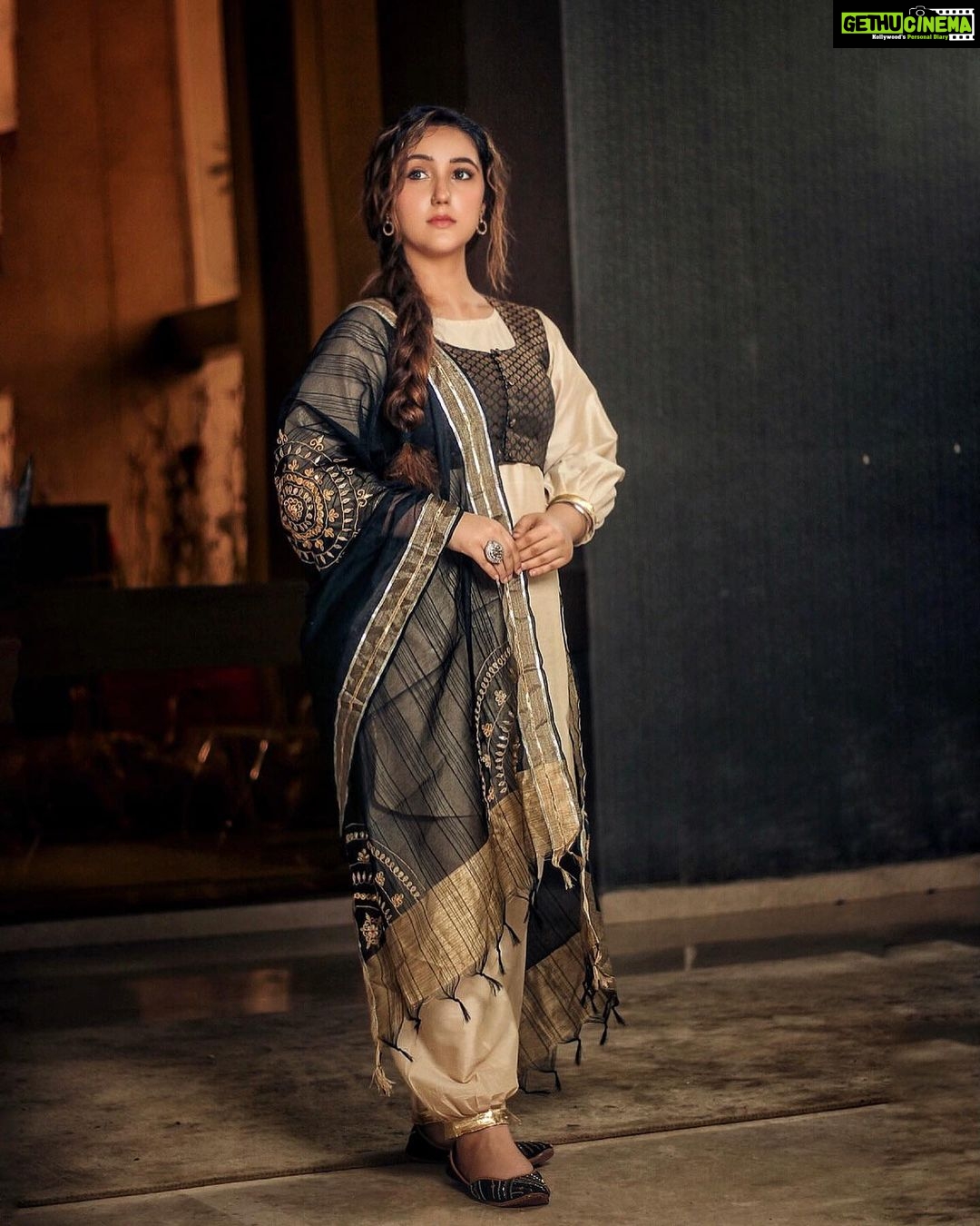 Ashnoor Kaur Instagram - ओ तुझे याद कर लिया है आयत की तरह 🖤 . . #GanpatiDiaries #WhatIWore Wearing @the_homeaffair_jaipur Jutti @juttiexpress 📸 @akphotography_mumbai 🎨 @jigar_vandarvala