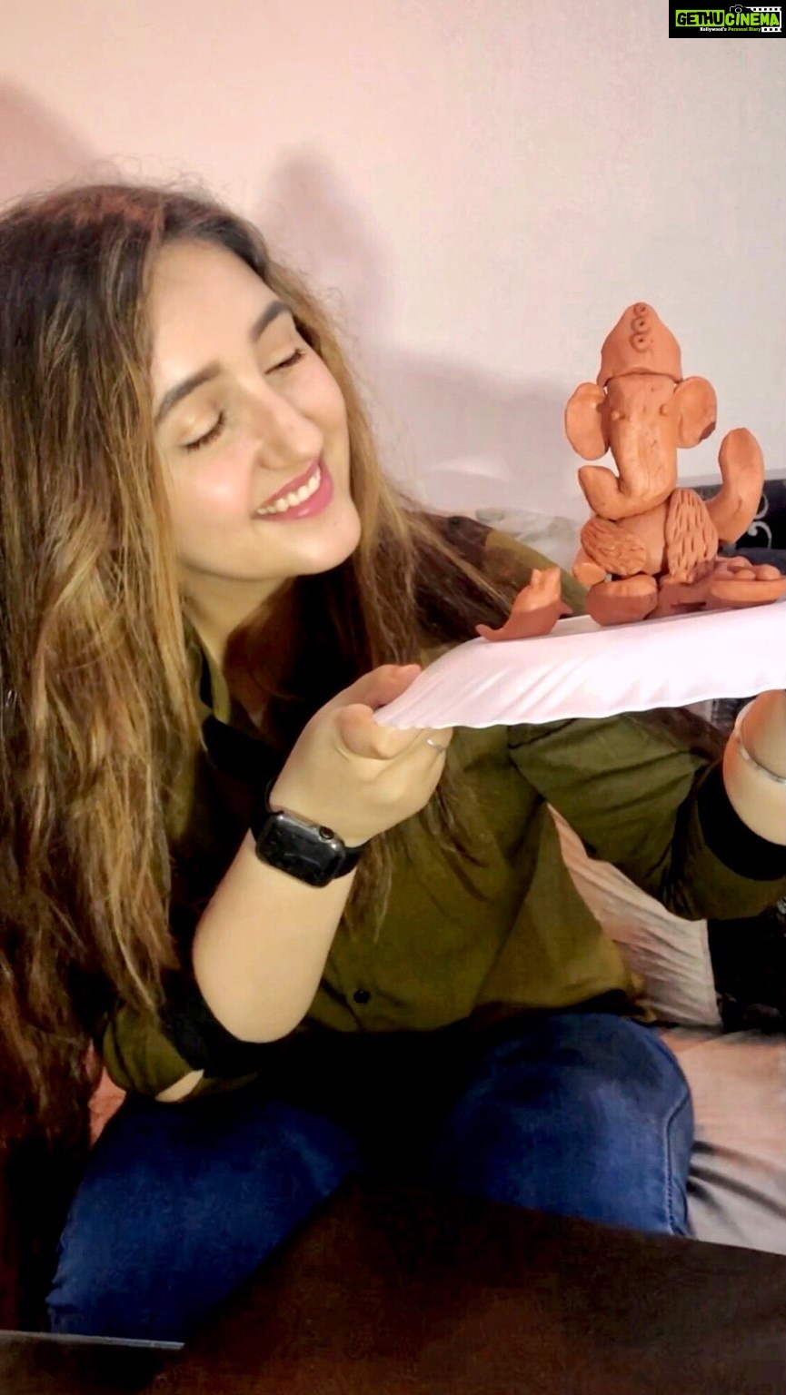 Ashnoor Kaur Instagram - Ganesh Chaturthi is a joyous festival for all of us, let’s make it joyous for the environment too by getting eco-friendly Bappa idols♥️ Happy #GaneshChaturthi 🙏🏻