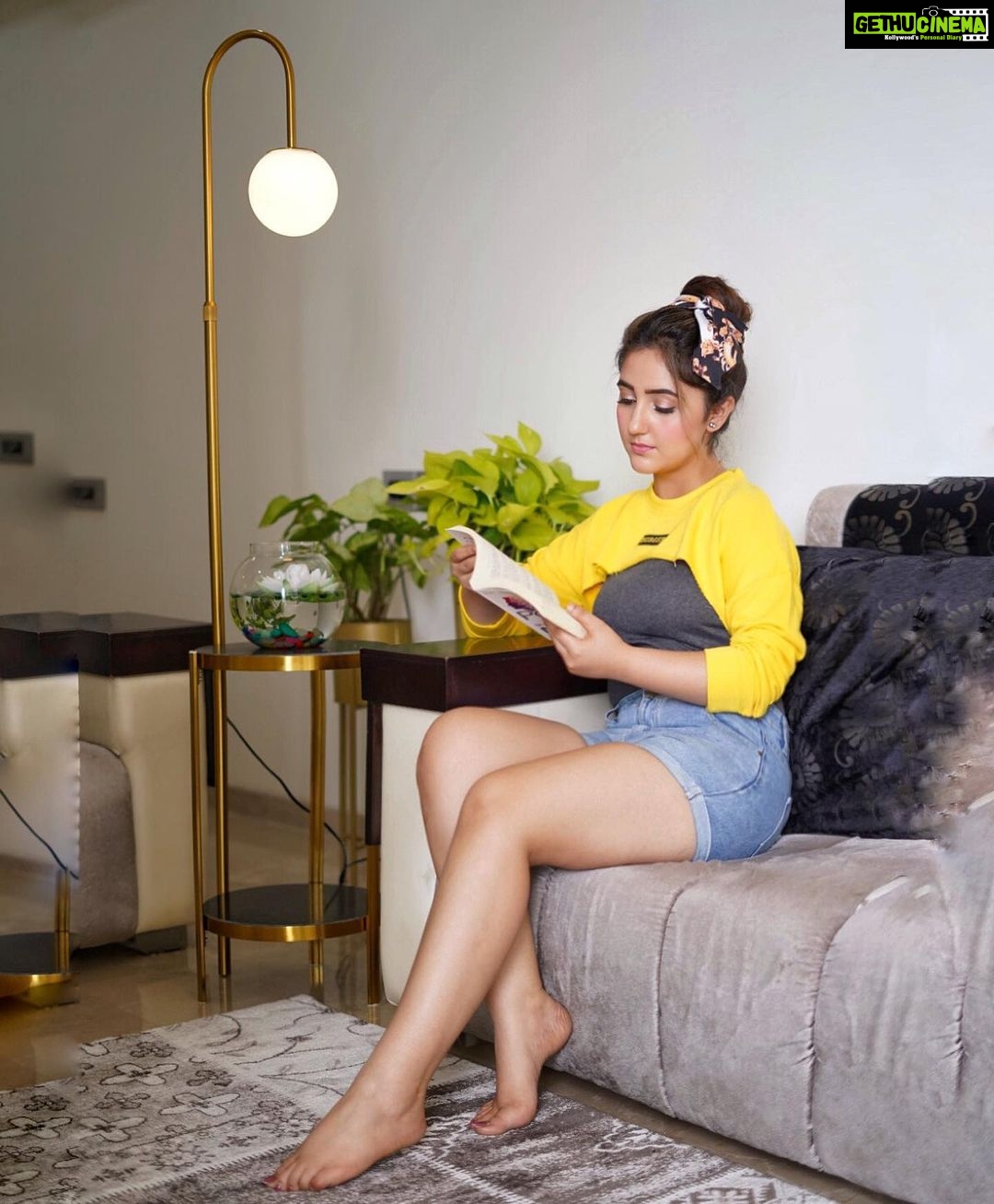Ashnoor Kaur Instagram - Sunday-ing💛 . . Lovely sidetable-lamp @thedecorkart