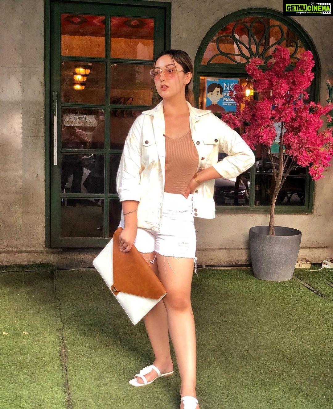 Ashnoor Kaur Instagram - Fall is here๐ค๐ . . (Even tho I live in India ;p Which country do you live in?) ๐ธ @gurmeetsingh0911 ๐ถ @gucci ๐ผ @rashki_bags