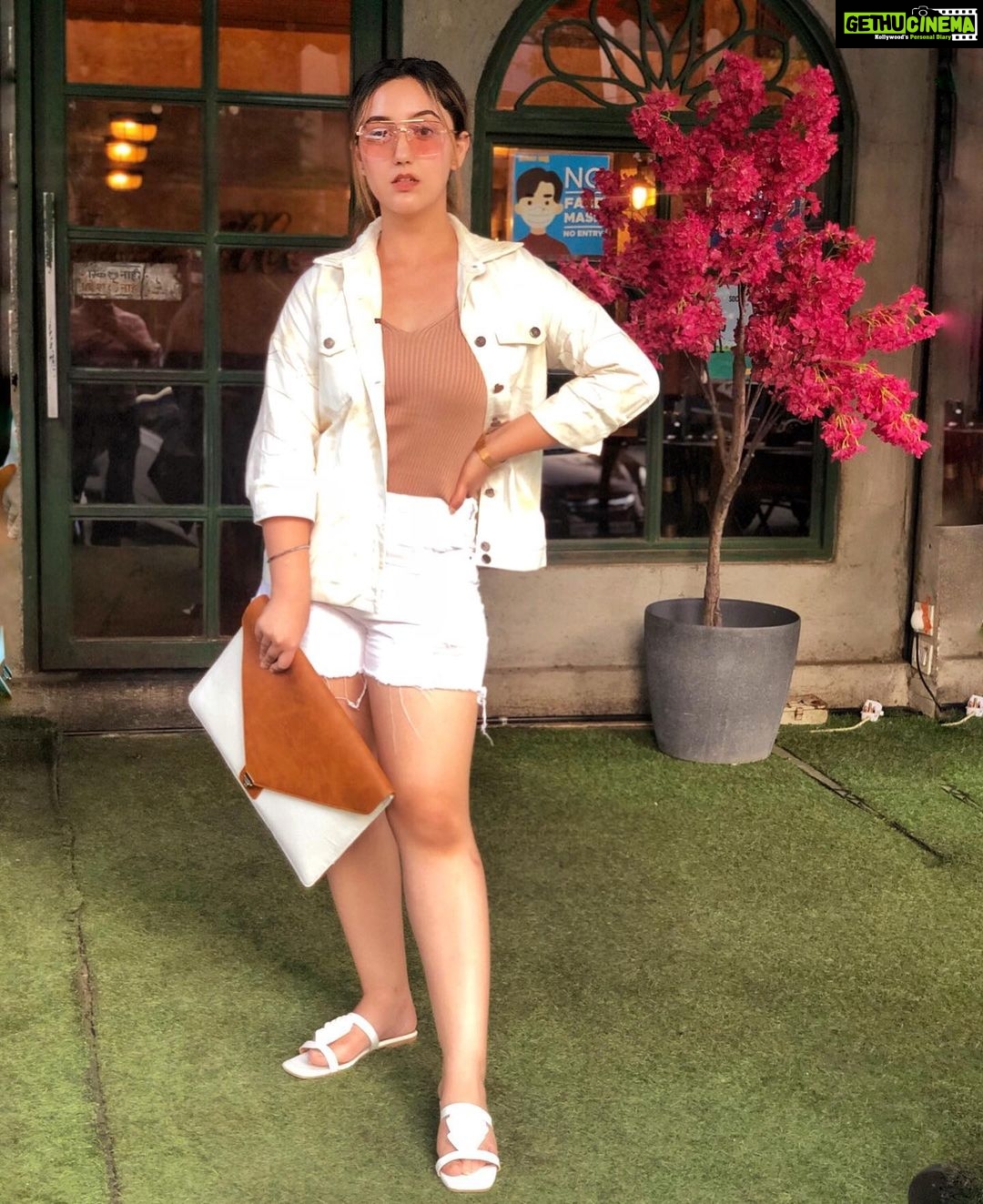 Ashnoor Kaur Instagram - Fall is here๐ค๐ . . (Even tho I live in India ;p Which country do you live in?) ๐ธ @gurmeetsingh0911 ๐ถ @gucci ๐ผ @rashki_bags
