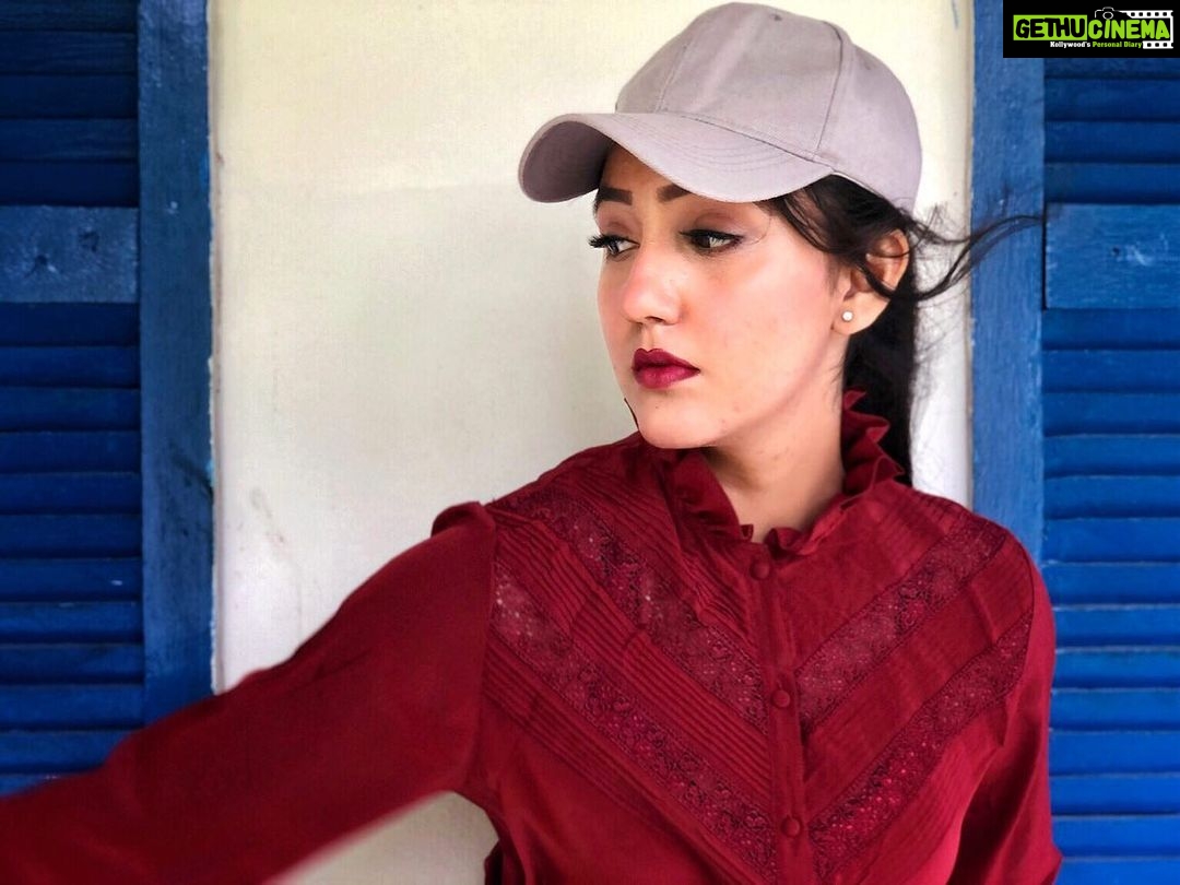 Ashnoor Kaur Instagram - Rouge cheeks, red lips.. Dark hair, a mind of mischief♥️ . . 1,2,3 or 4?