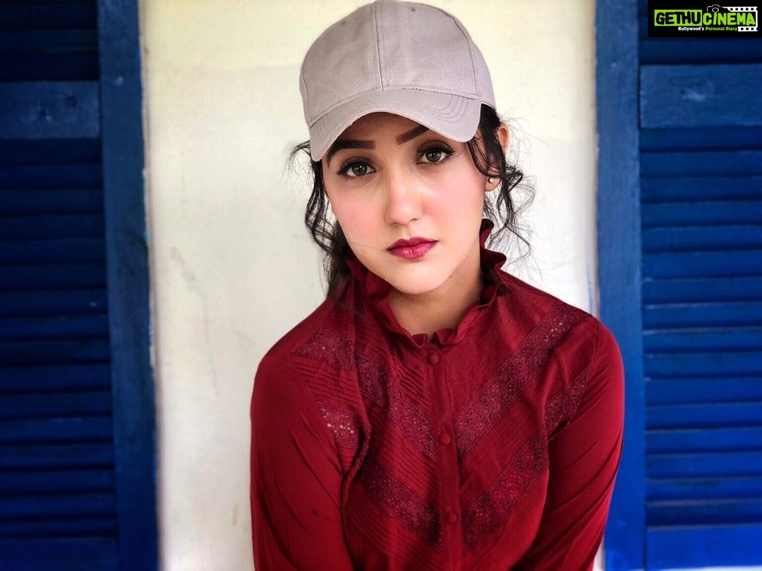 Ashnoor Kaur Instagram - Rouge cheeks, red lips.. Dark hair, a mind of mischief♥️ . . 1,2,3 or 4?