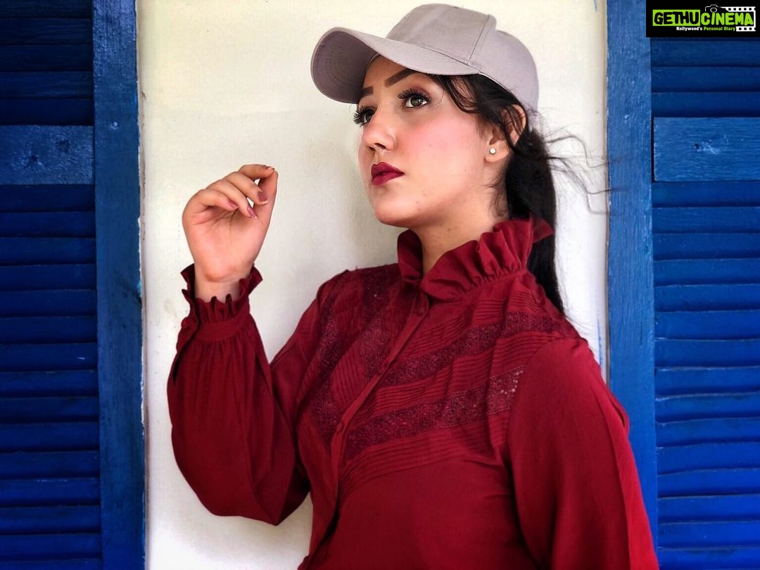 Ashnoor Kaur Instagram - Rouge cheeks, red lips.. Dark hair, a mind of mischief♥️ . . 1,2,3 or 4?