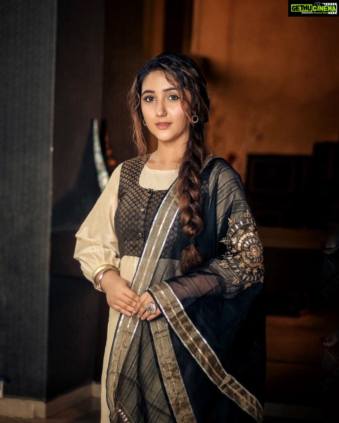 Ashnoor Kaur Instagram - ओ तुझे याद कर लिया है आयत की तरह 🖤 . . #GanpatiDiaries #WhatIWore Wearing @the_homeaffair_jaipur Jutti @juttiexpress 📸 @akphotography_mumbai 🎨 @jigar_vandarvala