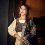 Ashnoor Kaur Instagram - ओ तुझे याद कर लिया है आयत की तरह 🖤 . . #GanpatiDiaries #WhatIWore Wearing @the_homeaffair_jaipur Jutti @juttiexpress 📸 @akphotography_mumbai 🎨 @jigar_vandarvala