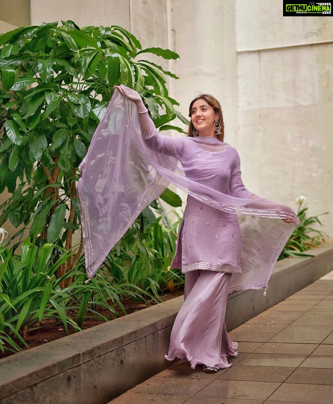 Ashnoor Kaur Instagram - Lavender love💜 . . #WhatIWore #GanpatiDiaries Styled by @_neelangi_ Wearing @labelkanupriya 📸 @x.rxhit.x