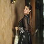 Ashnoor Kaur Instagram - Whatever you wear, never forget to wear your confidence🖤 #IndianLove . . #GanpatiDiaries #WhatIWore Wearing @suidhaagabyshweta Jewellery @blingvine Bag @sugarcrush_world Footwear @myrafootwear 📸 @akphotography_mumbai