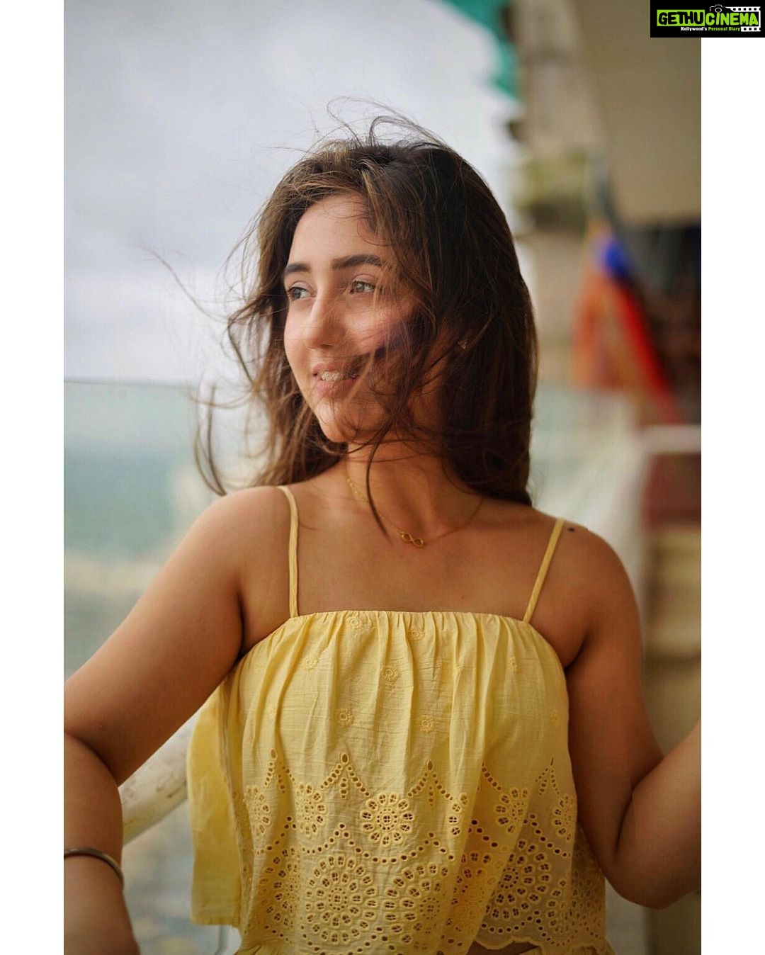 Ashnoor Kaur Instagram - Tempestuous Thursday💛
