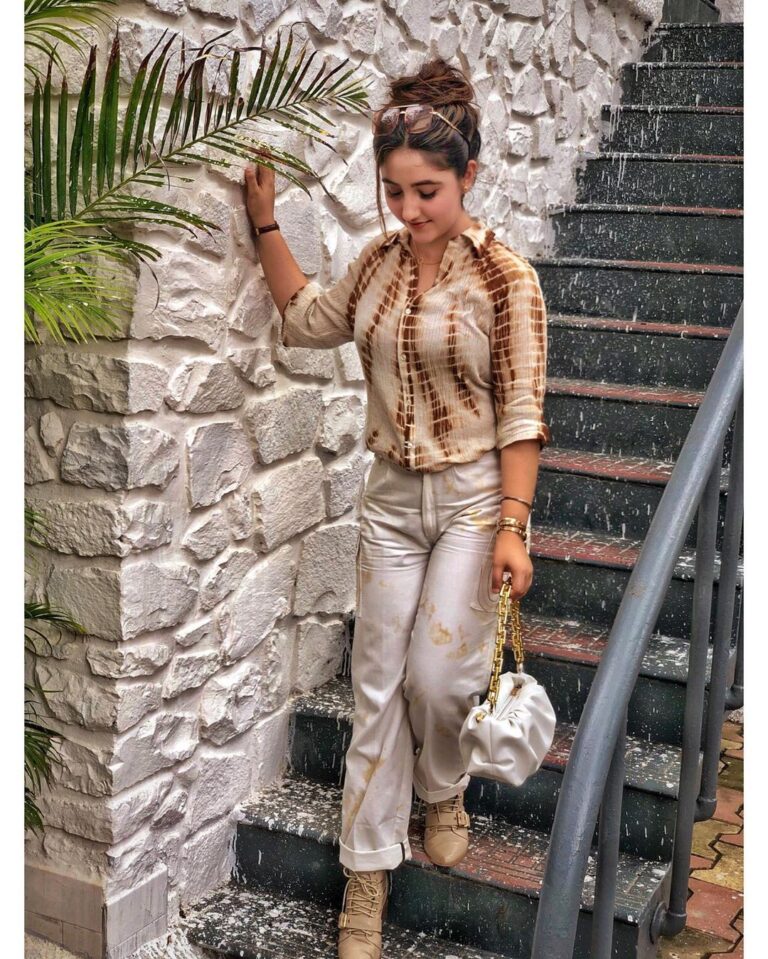 Ashnoor Kaur Instagram - Brown tones🤎 . . #WhatIWore #ashnoorstylediaries Wearing @apara.in Bag @plutch.co.in 📸 @gurmeetsingh0911