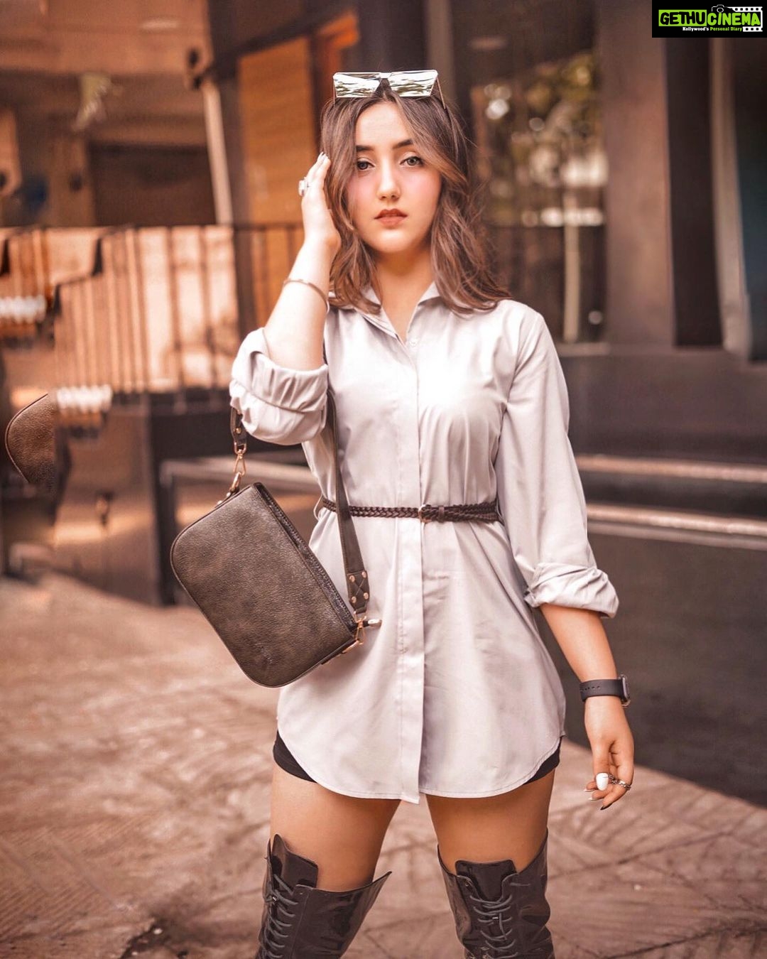 Ashnoor Kaur Instagram - Matte black with a hint of gold🖤✨ (Kinda sounded aesthetic :p) . . 1 or 2?