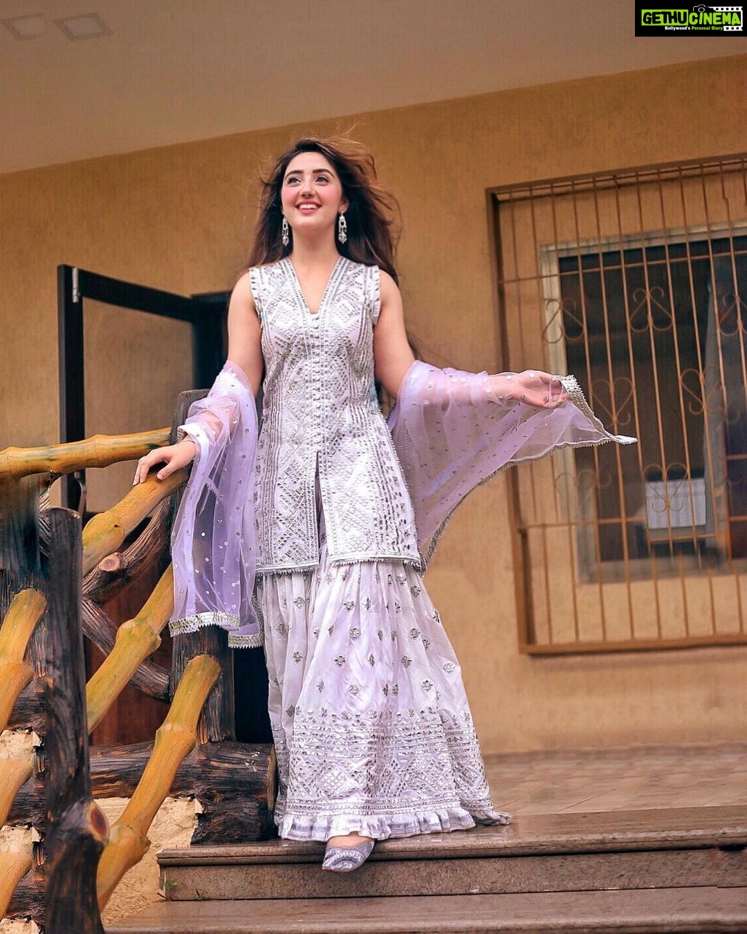 Ashnoor Kaur Instagram - An Indian Cinderella with glass mojdi✨🤍 . . #WhatIWore #ashnoorstylediaries #Eid2021 Wearing the gorg @gopivaiddesigns ✨ 📸 @smileplease_25 🎨 @jigar_vandarvala