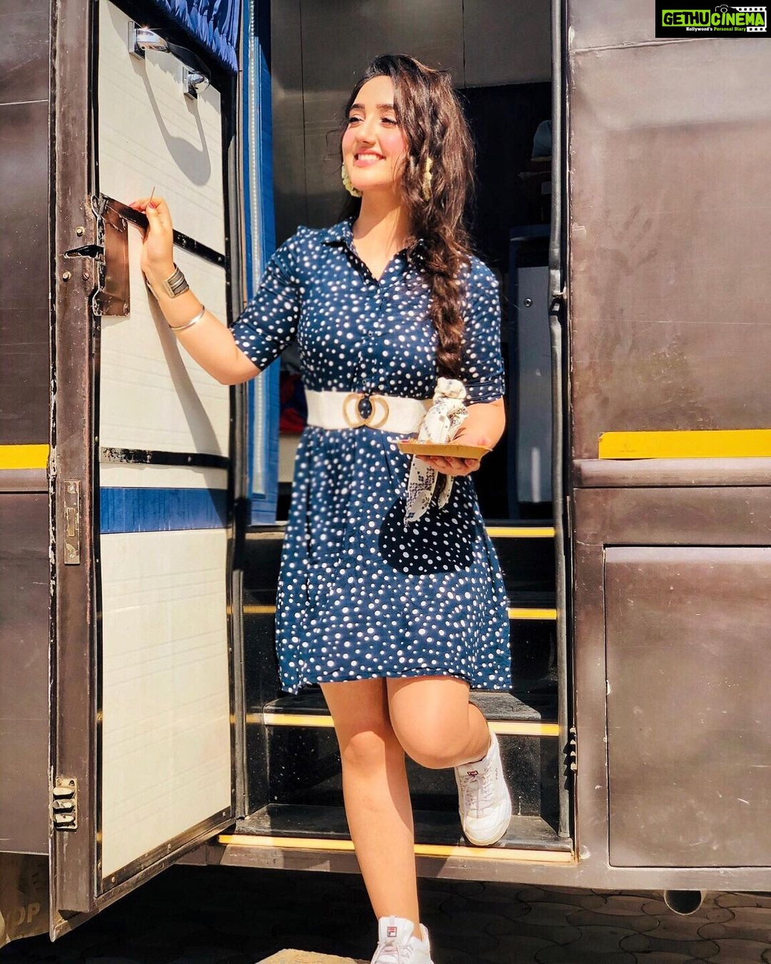Ashnoor Kaur Instagram - Here’s the back story- 1) I pose... 2) ...because I get embarrassed... 3) ...of getting caught eating🙈❤️