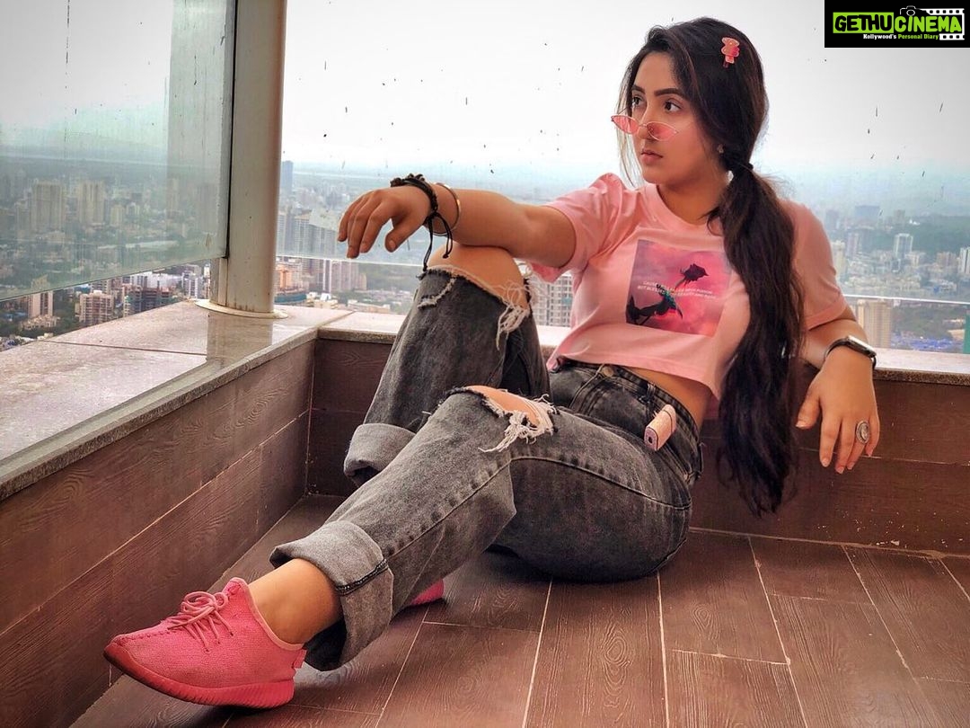 Ashnoor Kaur Instagram - Just a reminder to not stress over what’s not in your control💗✨ . . Tee @burger.bae Jeans @bluebrew.in