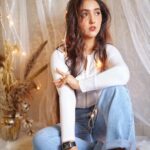 Ashnoor Kaur Instagram - What if I fall? But oh my darling, what if you fly?✨ . . Jeans @bluebrew.in Top @ewayoung 📸 @x.rxhit.x