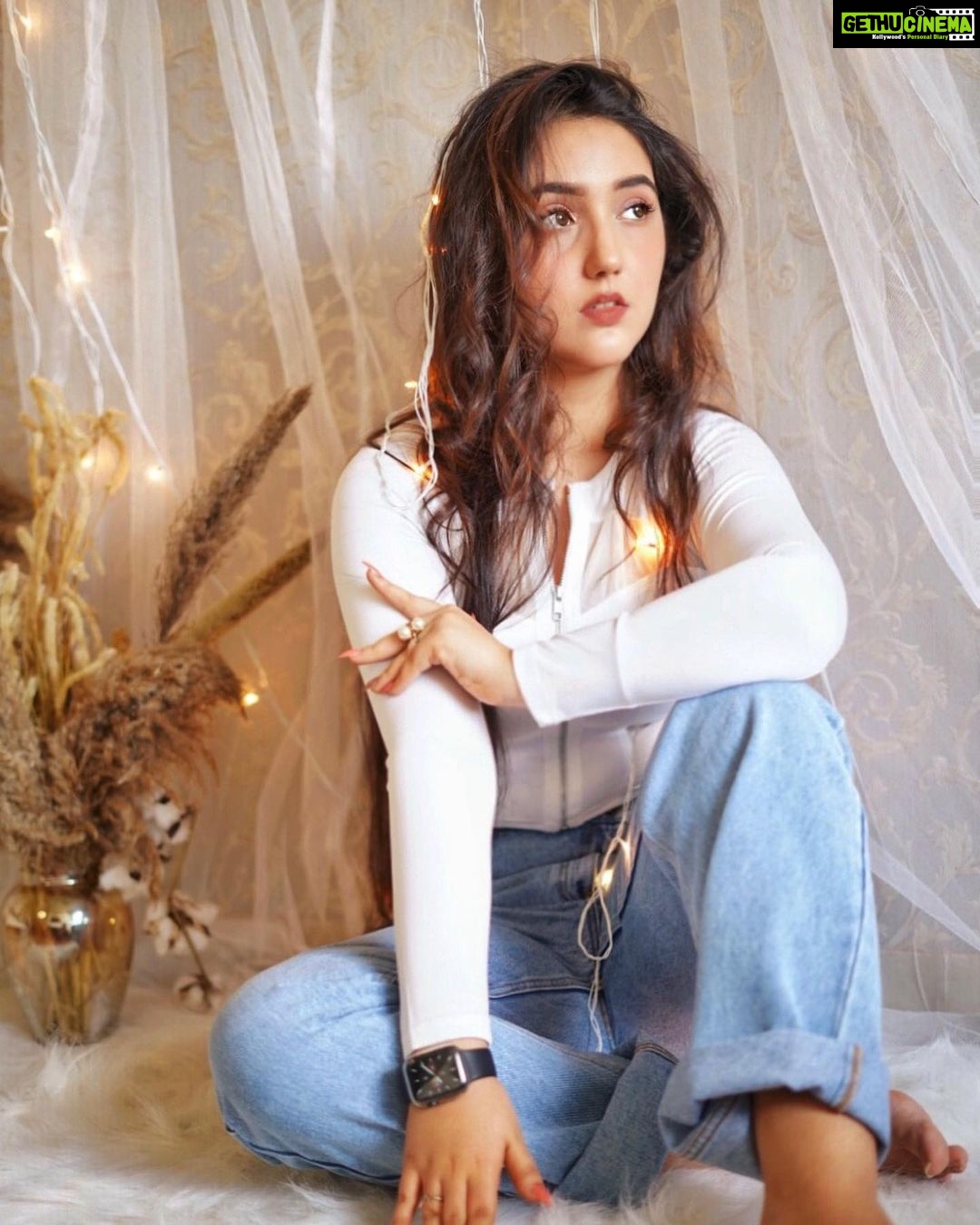 Ashnoor Kaur Instagram - What if I fall? But oh my darling, what if you fly?✨ . . Jeans @bluebrew.in Top @ewayoung 📸 @x.rxhit.x