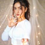 Ashnoor Kaur Instagram - Fairy light, goodnight🤍✨ . 1,2,3 or 4?