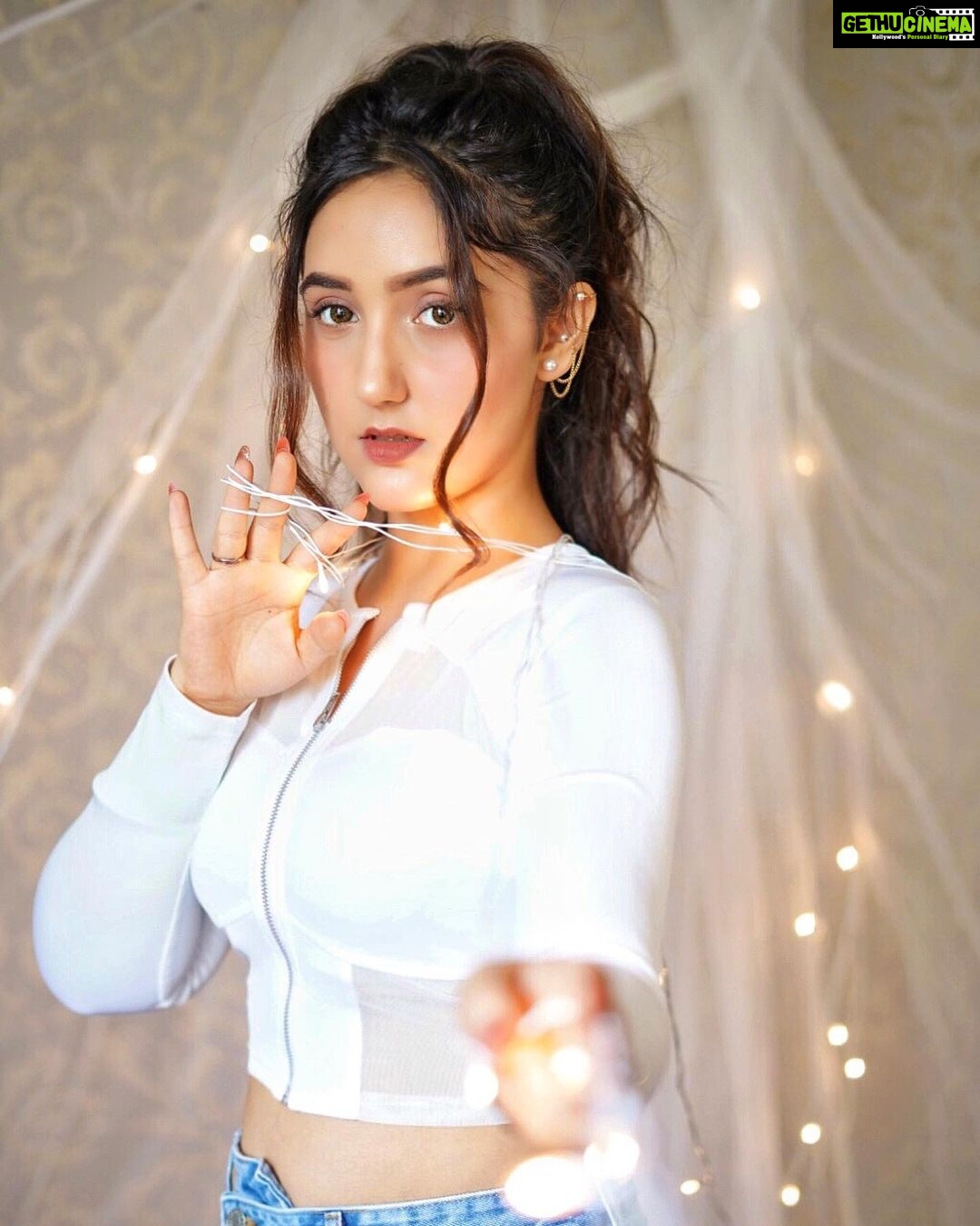 Ashnoor Kaur Instagram Fairy Light Goodnight 1 2 3 Or 4 Gethu Ashnoor Kaur Instagram Fairy Light Goodnight 1 2 3 Or 4 Gethu