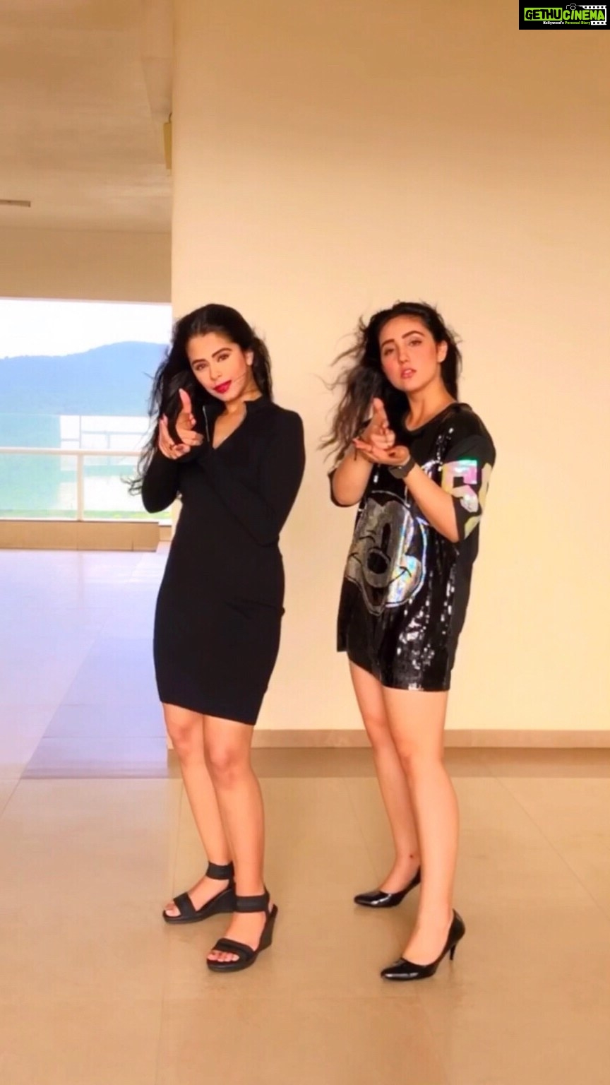 Ashnoor Kaur Instagram - Clap clap clap😏🖤 . . #trending @mojindia #letsmoj #fun