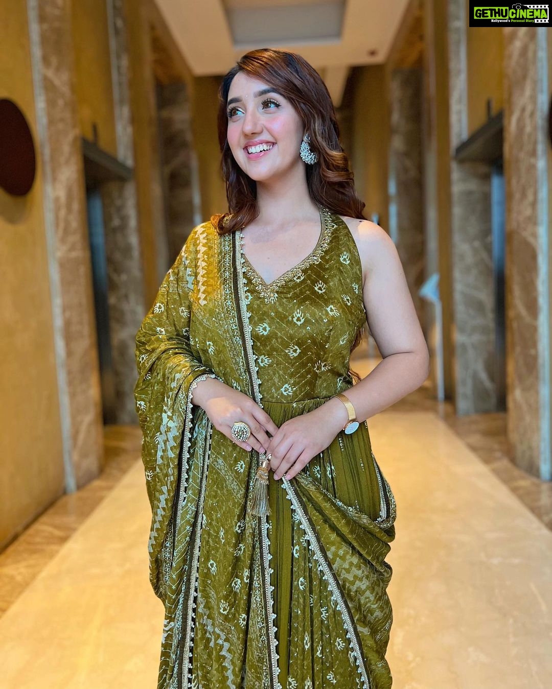 Ashnoor Kaur Instagram - Let the Indian-ness show🤍 . . . #WhatIWore #ashnoorstylediaries Styled by my lovely @nehaadhvikmahajan Wearing @neerusindia 📸 by mommaaaa @kauravneet79