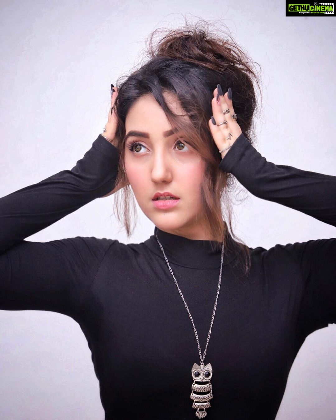 Ashnoor Kaur Instagram - Always wear your invisible crown🖤 1,2 or 3?