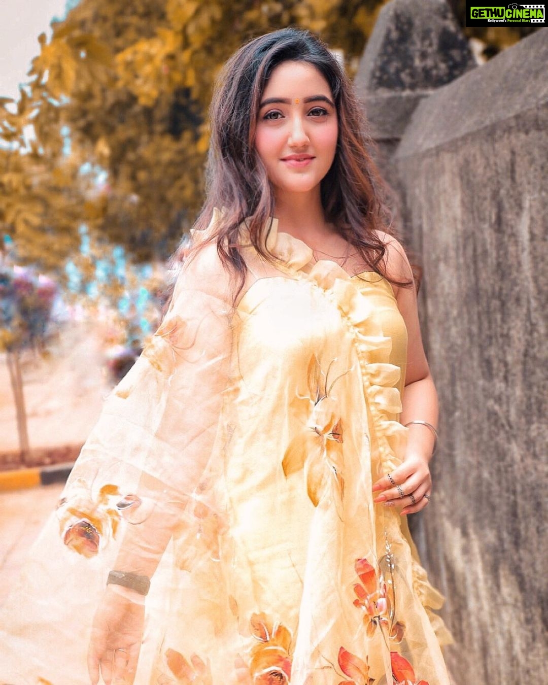 Ashnoor Kaur Instagram - I’ve never seen grace go out of style💛 . Wearing @allureart_handpaintedsuits #WhatIWore #AshnoorStyleDiaries
